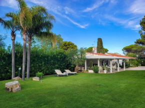 Luxury villa next to the beach with huge garden